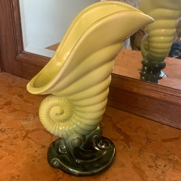 Vintage 1951 Hull Art Pottery Novelties Cornucopia Vase 102 Spiral Shell Planter - Picture 1 of 7